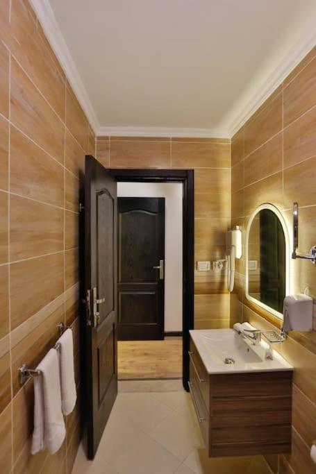 Parkside Boutique 3 Bbr Serviced Apartment - Ocean Blue - Near Airport 카이로 외부 사진